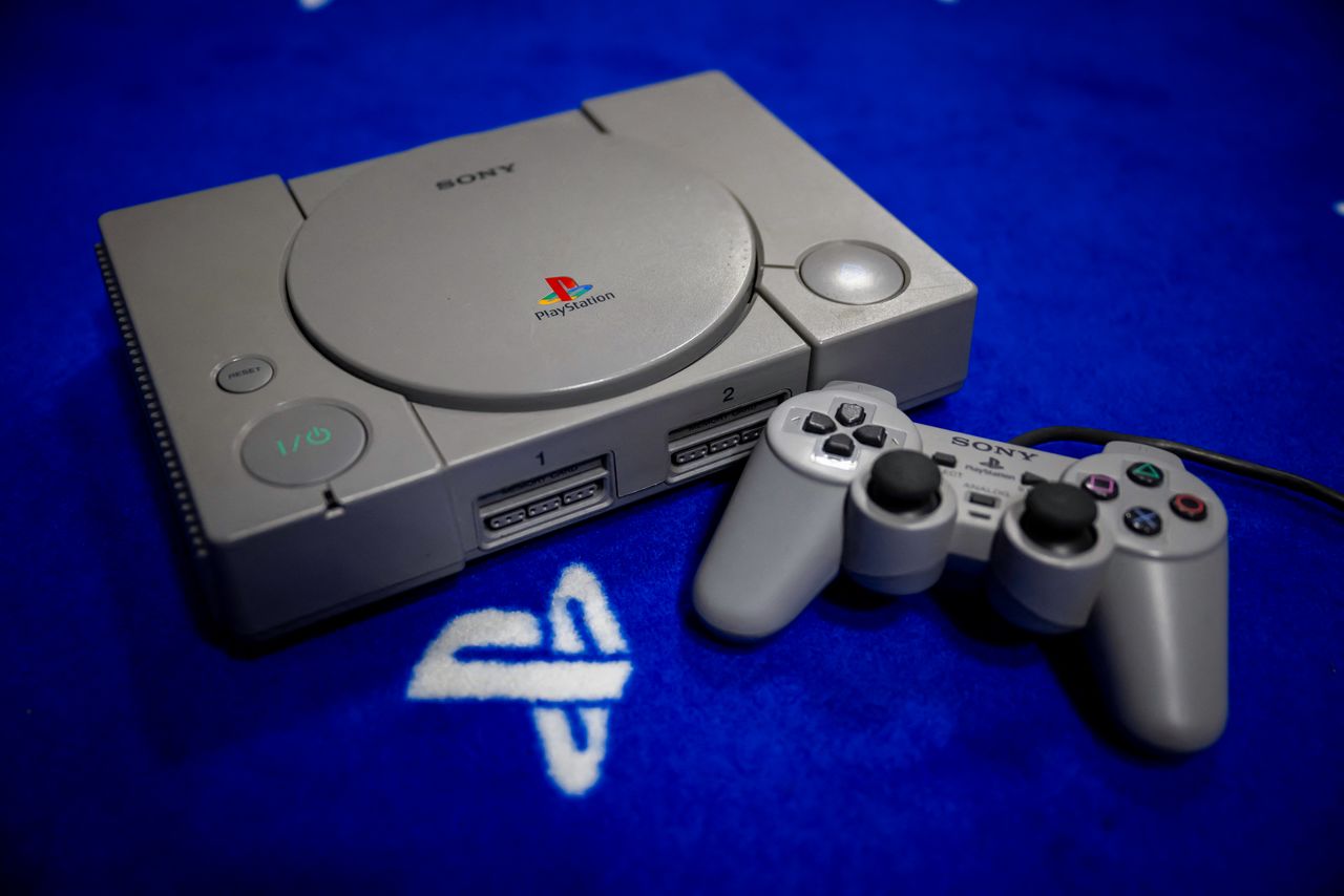 Original Sony PlayStation 1 Console | Manual, Controller & Memory Card
